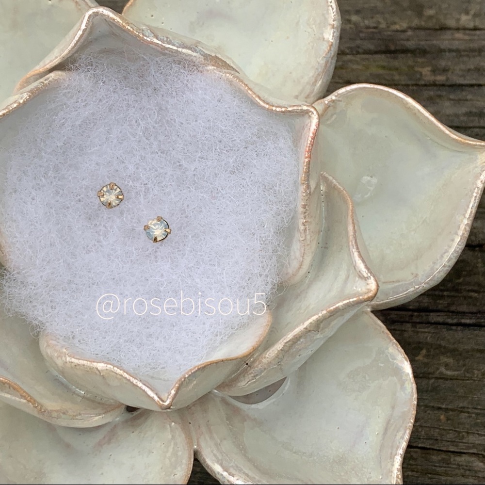 💋🆕Iridescent Facetted Mint Opal Gold Prong Studs - Picture 3 of 5